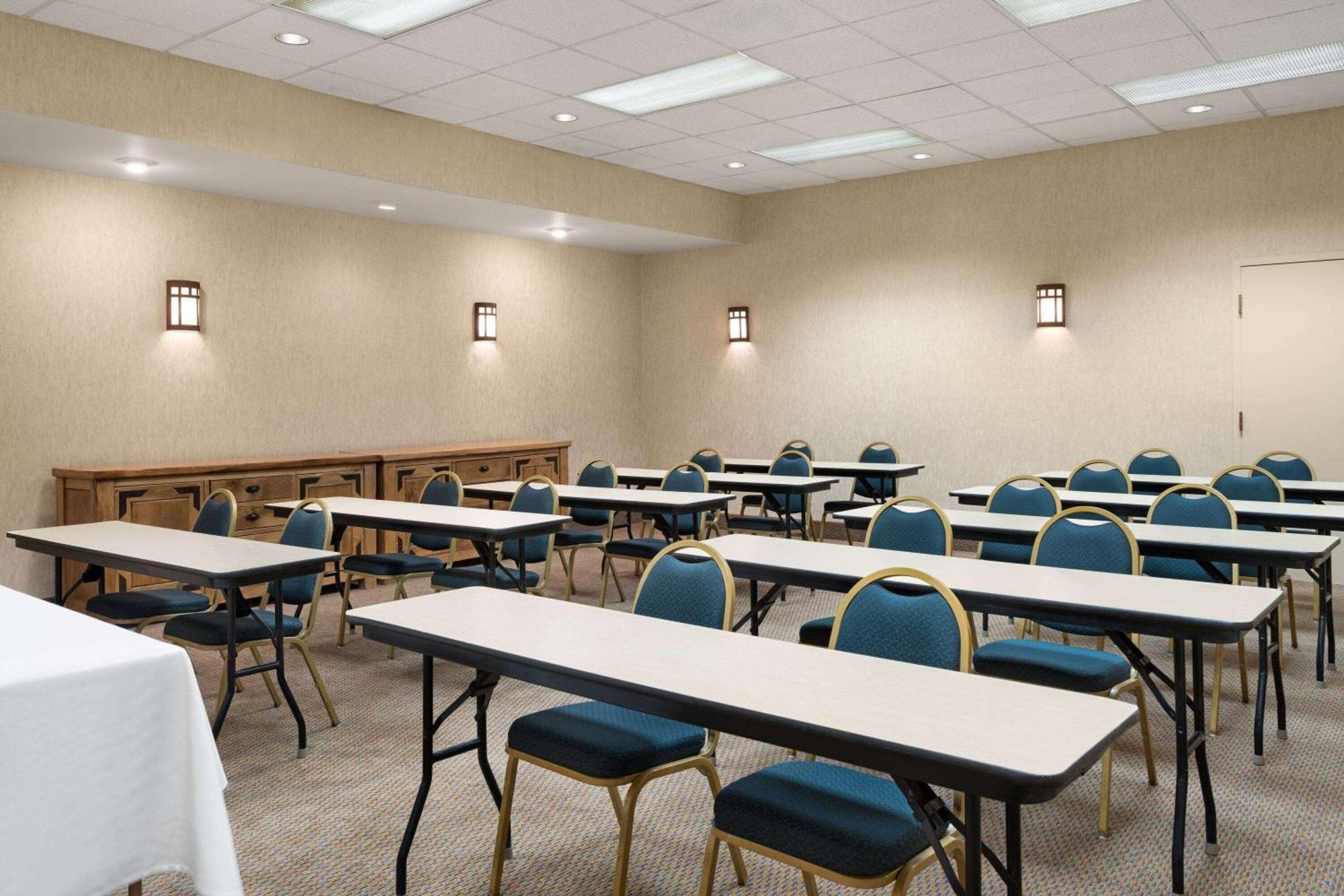 Ramada By Wyndham Tucson Hotel Exterior photo