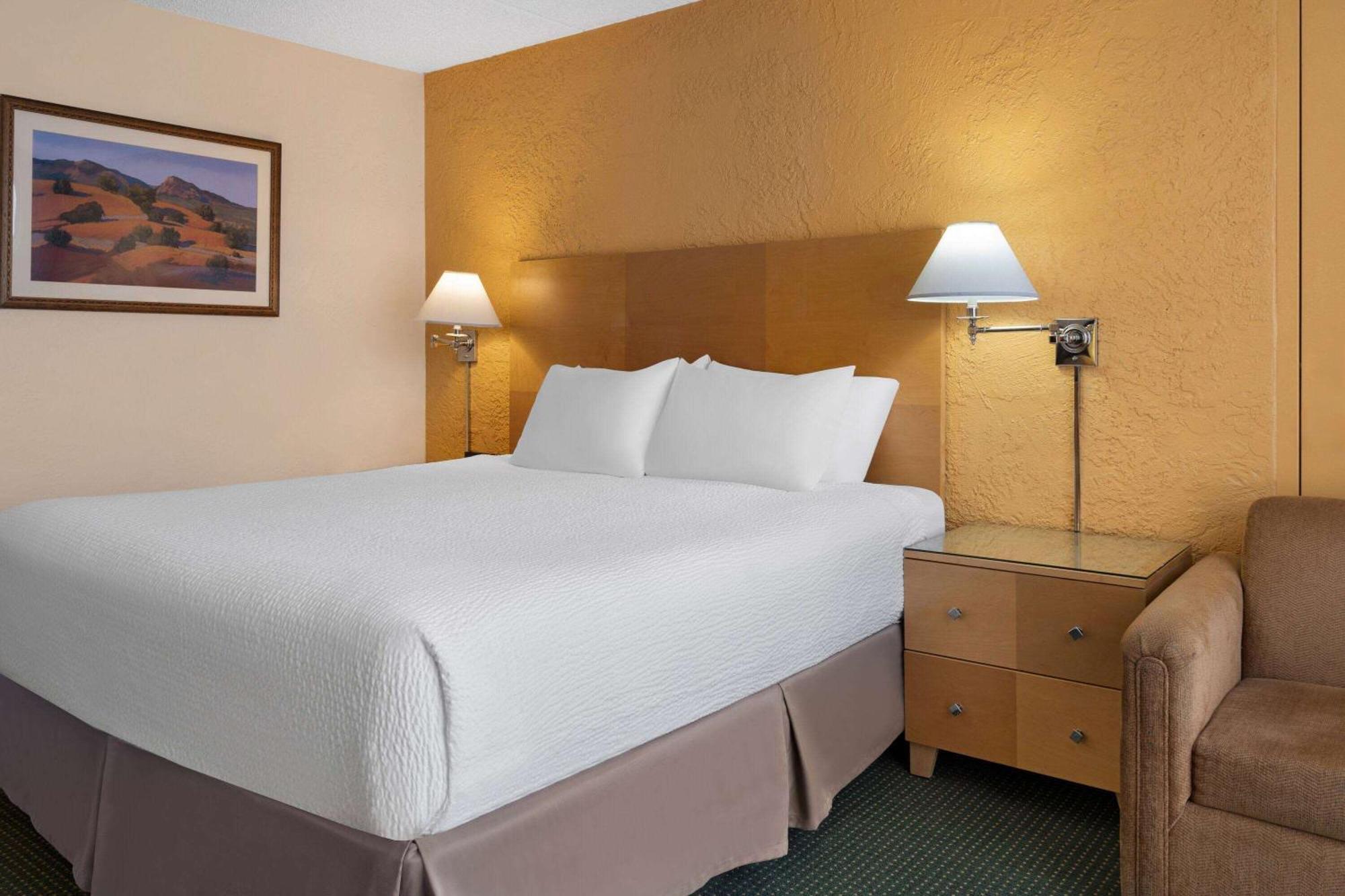Ramada By Wyndham Tucson Hotel Exterior photo