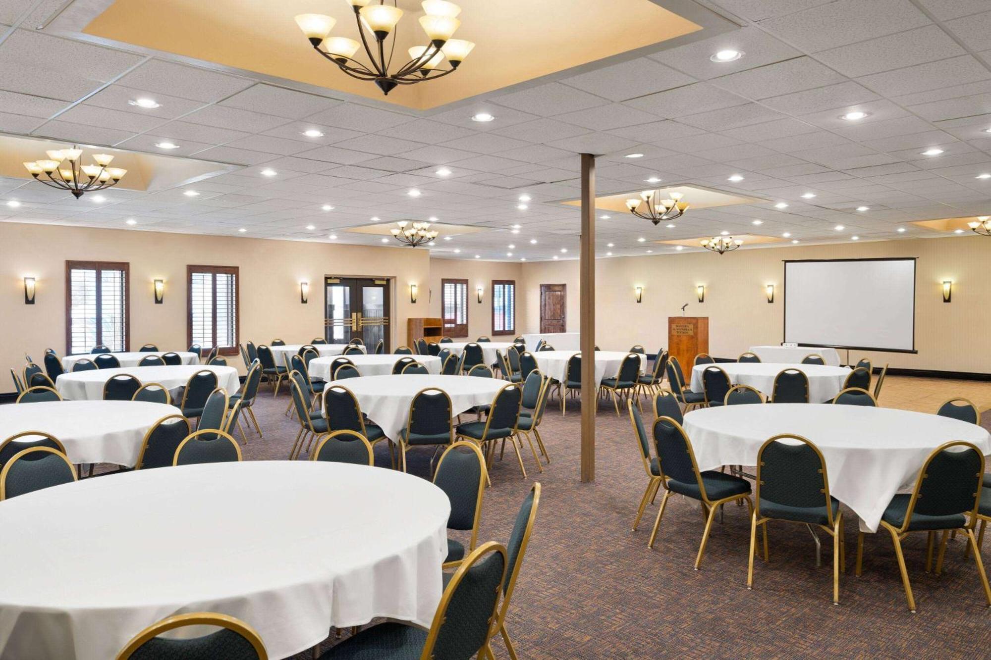 Ramada By Wyndham Tucson Hotel Exterior photo