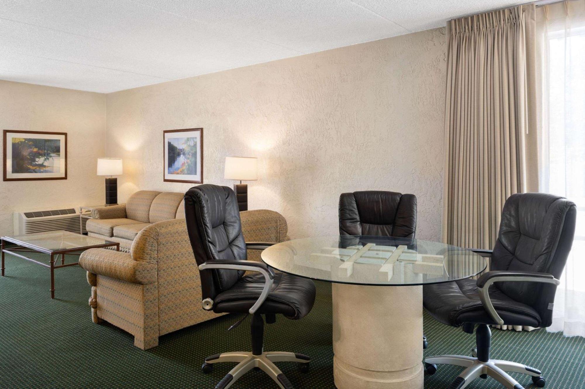 Ramada By Wyndham Tucson Hotel Exterior photo