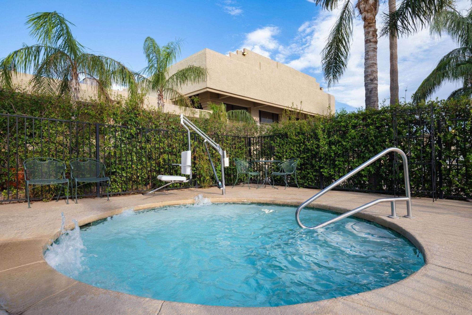 Ramada By Wyndham Tucson Hotel Exterior photo